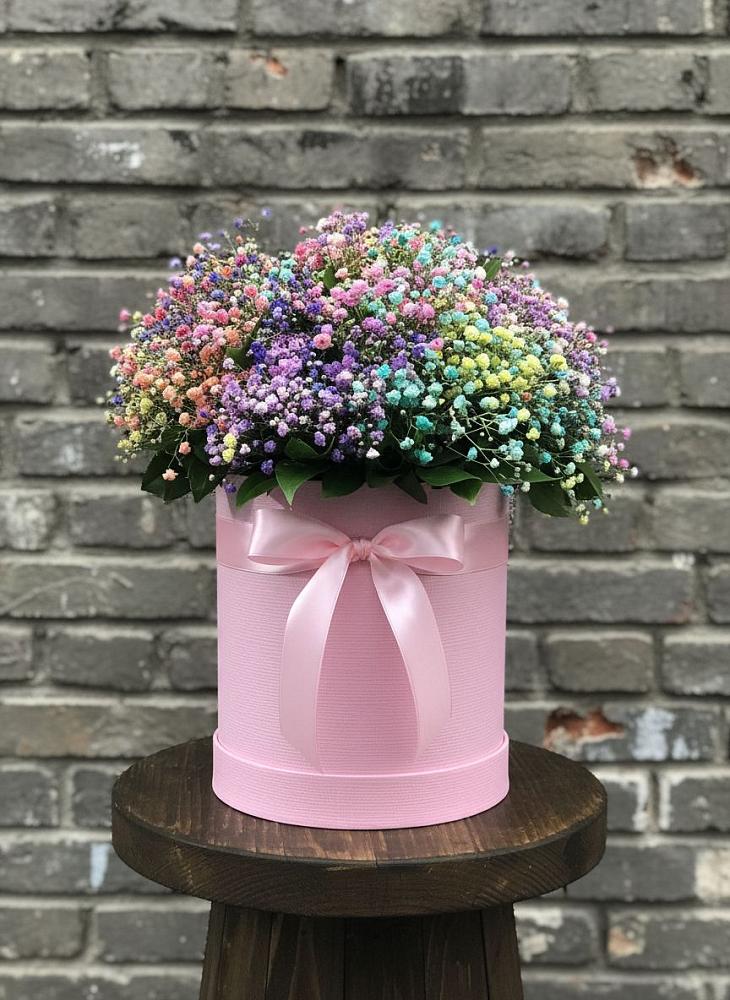 Цветочная композиция из Гипсофила и Розы в шляпной коробке в Ливенке Воронежской области