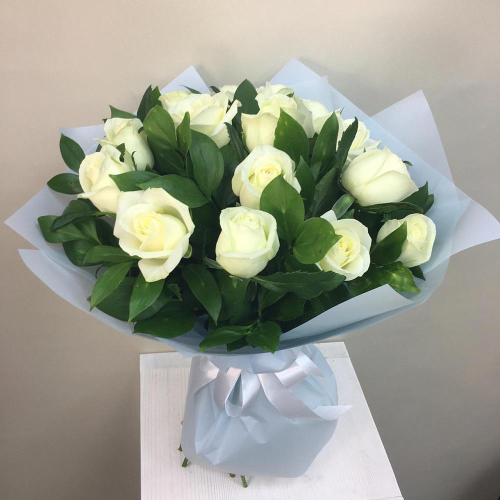 Букет 15 Белых роз Проуд в Ливенке Воронежской области