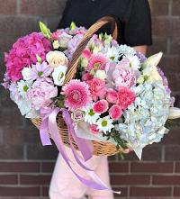 Цветочная композиция из Розы, Хризантемы, Пионы и Лизиантусы в корзине в Ливенке Воронежской области