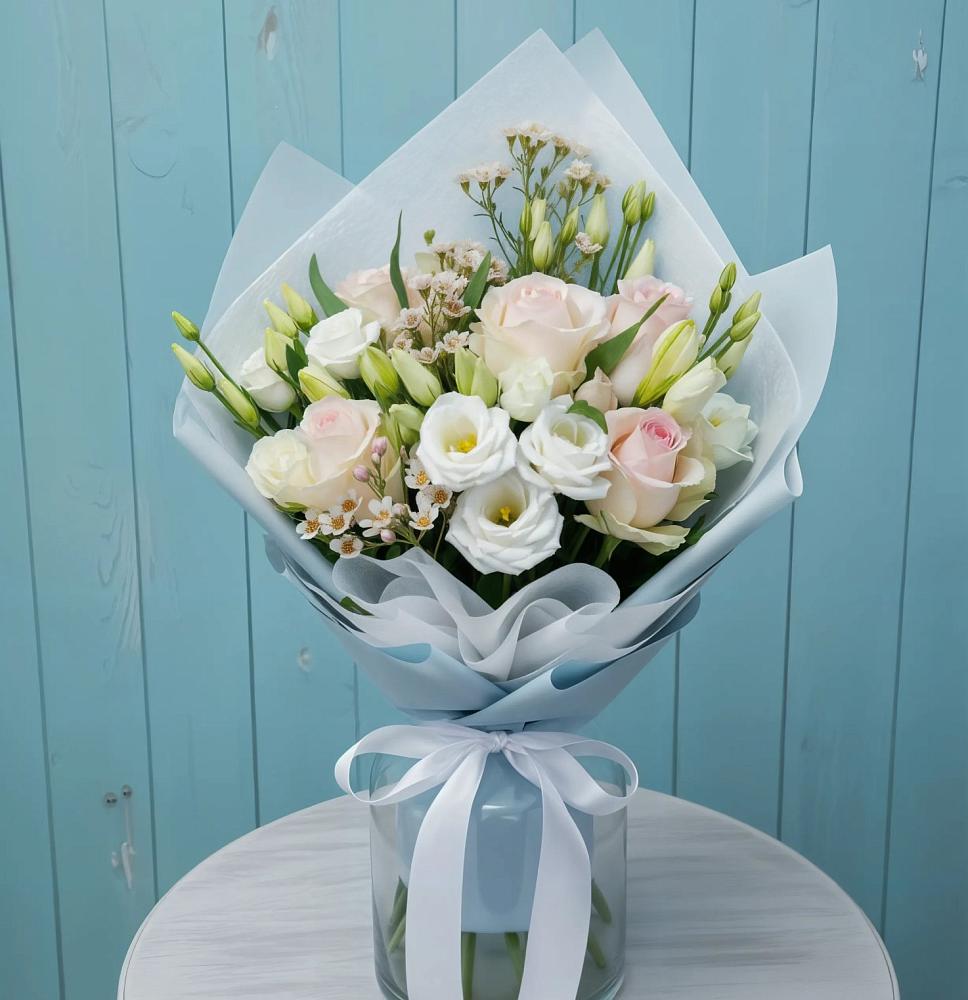 Букет цветов из: Розы и Лизиантусы в Ливенке Воронежской области