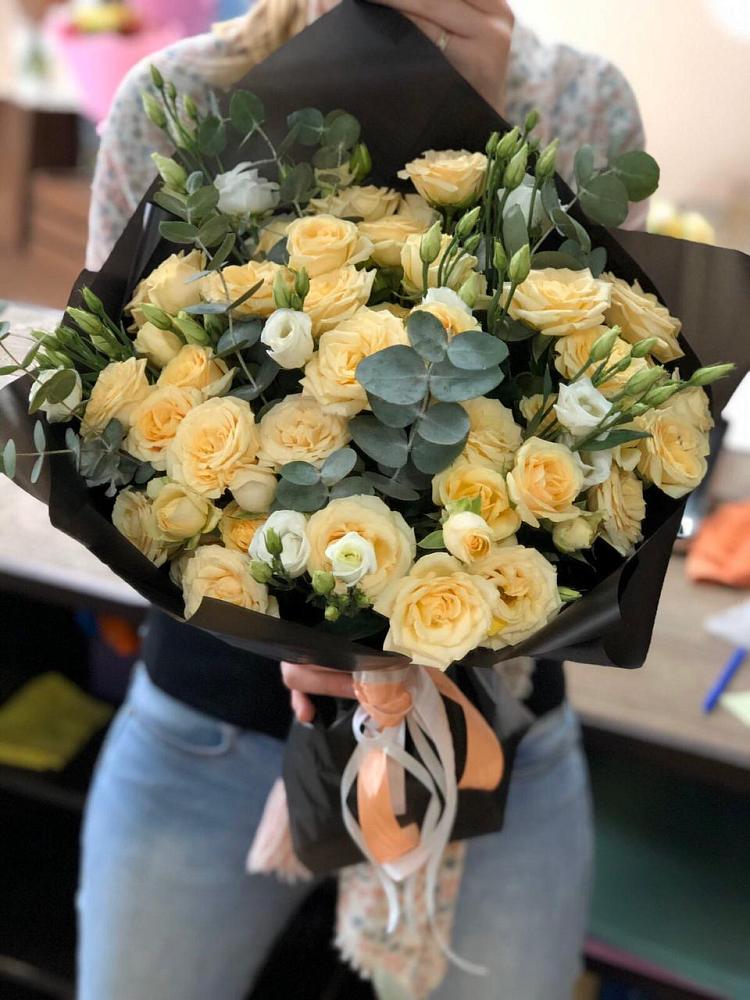 Букет цветов из: Розы и Лизиантусы в Ливенке Воронежской области