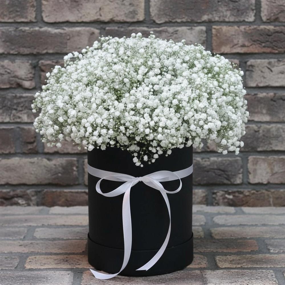 Цветочная композиция из Гипсофила в шляпной коробке в Ливенке Воронежской области