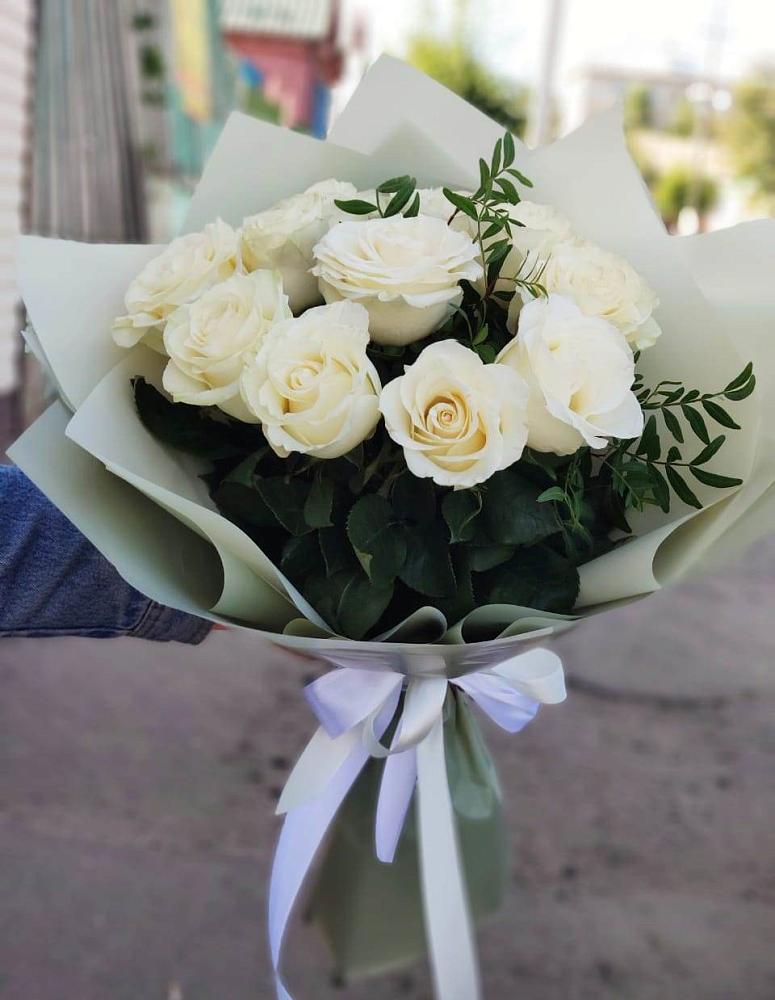 Букет Белые розы Проуд в Ливенке Воронежской области