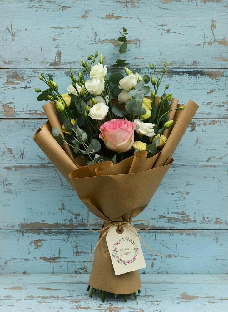 Букет цветов из: Розы и Лизиантусы в Ливенке Воронежской области