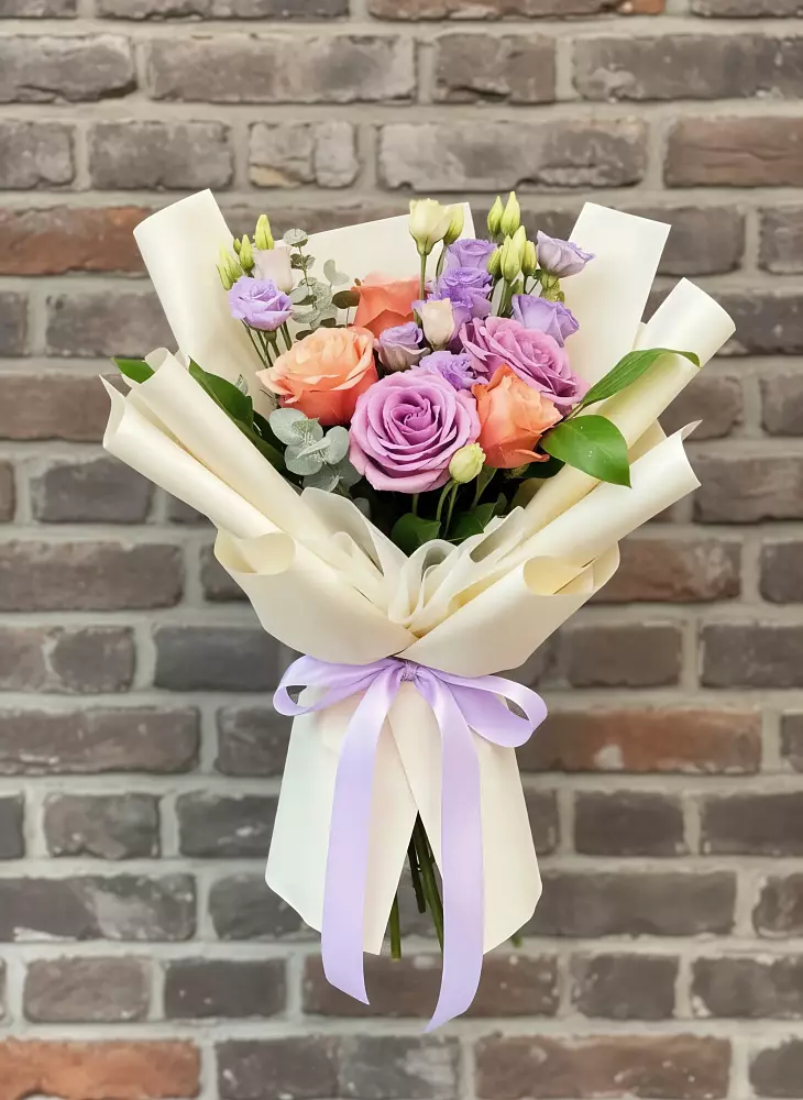 Букет цветов из: Лизиантусы и Розы в Ливенке Воронежской области