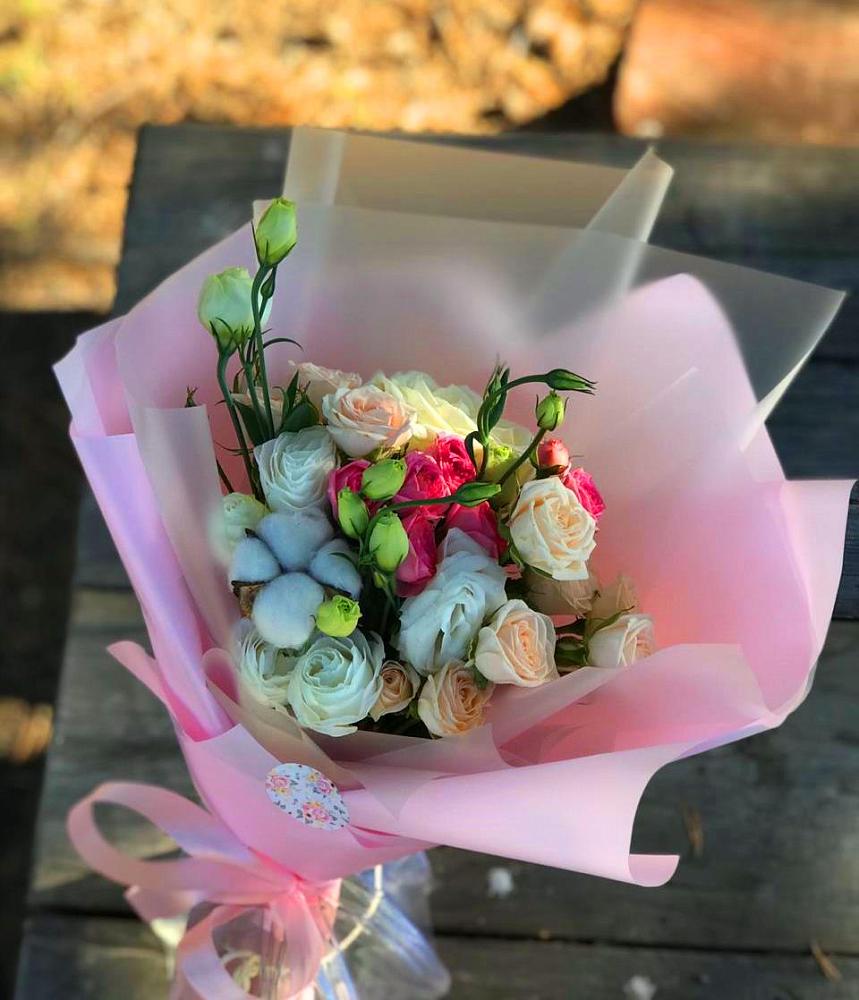 Букет цветов из: Розы и Лизиантусы в Ливенке Воронежской области