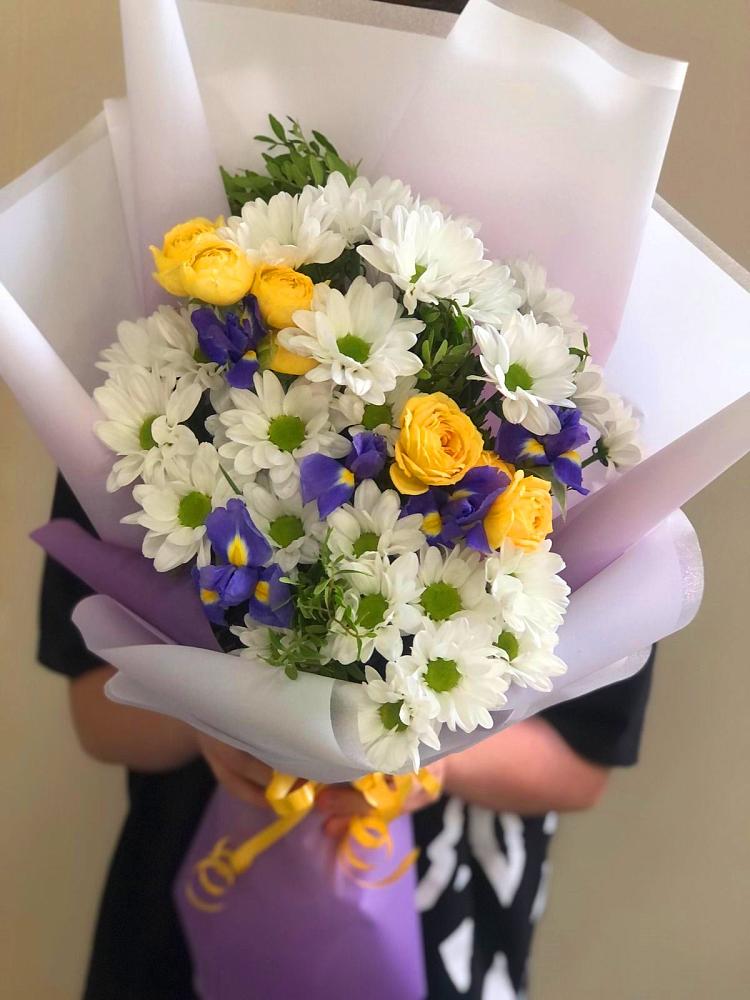 Букет цветов из: Ирисы, Хризантемы и Розы в Ливенке Воронежской области