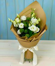 Букет цветов из:  Хризантемы и Лизиантусы в Ливенке Воронежской области