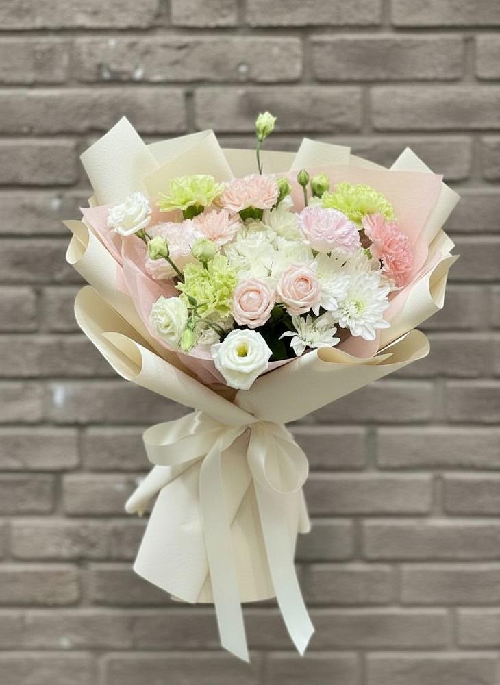 Букет цветов из: Гвоздики, Розы, Лизиантусы и Хризантемы в Ливенке Воронежской области