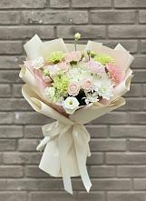Букет цветов из:  Гвоздики, Розы, Лизиантусы и Хризантемы в Ливенке Воронежской области