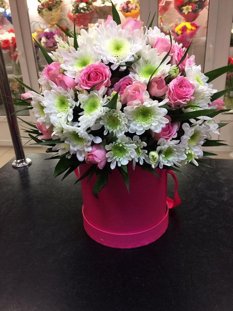 Цветочная композиция из Розы и Хризантемы в шляпной коробке в Ливенке Воронежской области