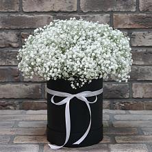 Цветочная композиция из Гипсофила в шляпной коробке в Ливенке Воронежской области