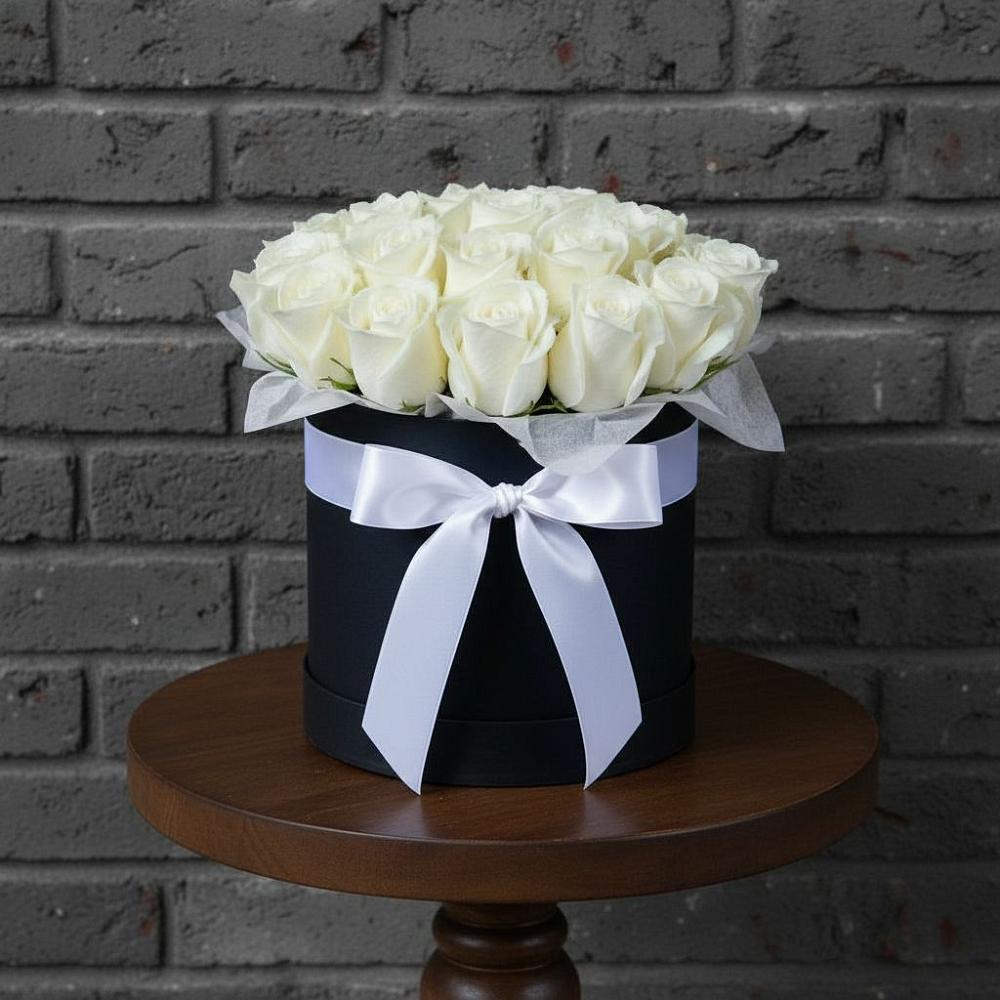 Цветочная композиция из Розы в шляпной коробке в Ливенке Воронежской области